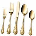 Elegantes goldfarbenes Besteckset mit Blumendekor