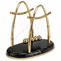 Goldenes Newton Pendel mit schwarzer Marmorbasis